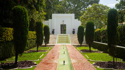 Shangri La’s garden was designed based on the Mughal dynasty’s gardens.